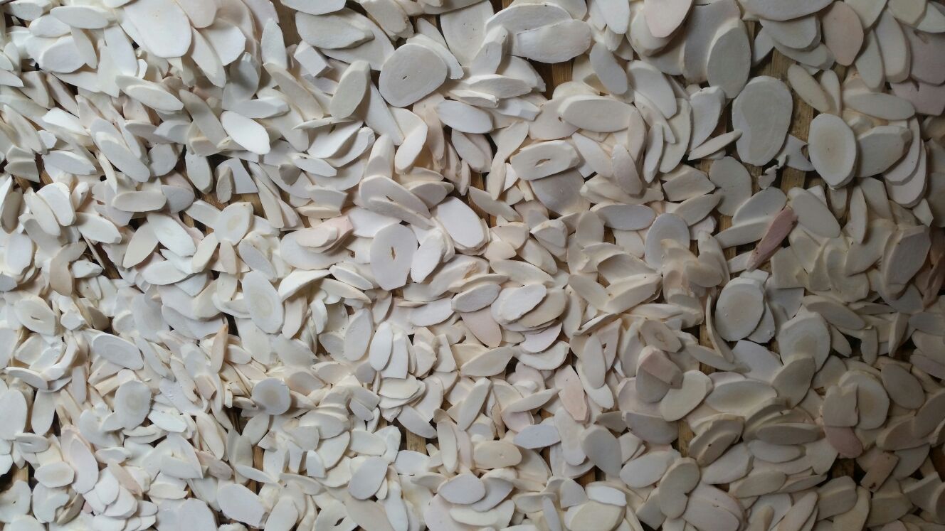 短山药切片,质地细腻,适合炒菜和做甜品 短山药切片