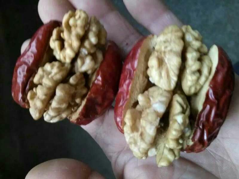 蒸制完成的大枣核桃成品图