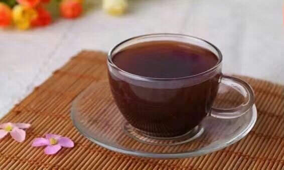 并列展示四种典型使用场景:左侧为灵芝切片用于陶瓷壶煎煮茶饮,右侧为破壁灵芝孢子粉装入透明胶囊及倒入温水搅拌饮用的画面,背景分别为家庭厨房与办公室环境,体现不同产品的日常应用场景差异 灵芝产品应用场景对比图