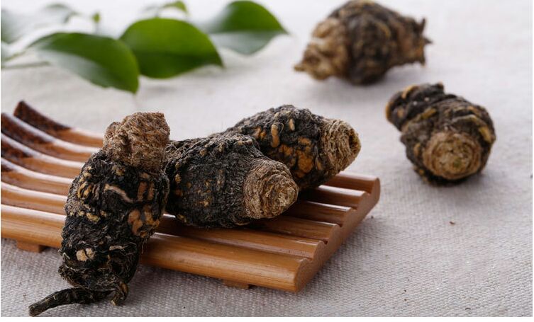 桌面上摆放一瓶黑色标签的黑玛卡粉末罐子和一盒透明胶囊板,旁边散落少量深灰褐色的细腻粉末。背景为自然木质桌面,光线柔和,突出产品的天然质感与高端包装设计 黑玛卡粉末与成品胶囊对比图