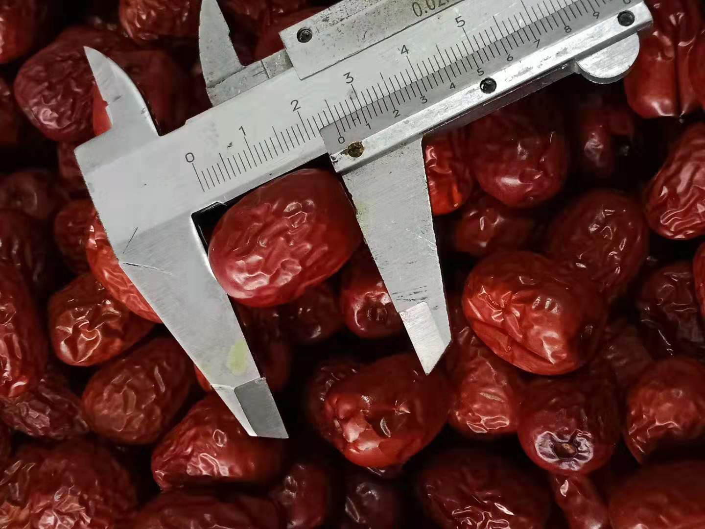 不同人群干红枣片用量对照图：四组透明量勺分别盛放儿童（2g）、老年人（6g）、成年女性（10g）、糖尿病患者（4g）对应干红枣片，背景标注中国居民膳食宝塔对应层级及血糖监测图标