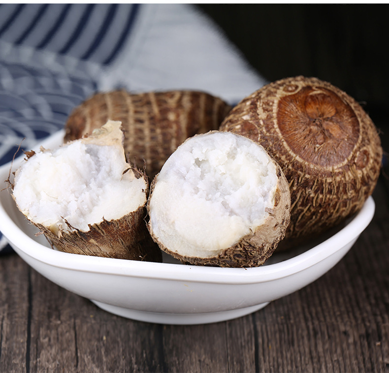 毛芋头切片并浸泡在清水中防止氧化变色