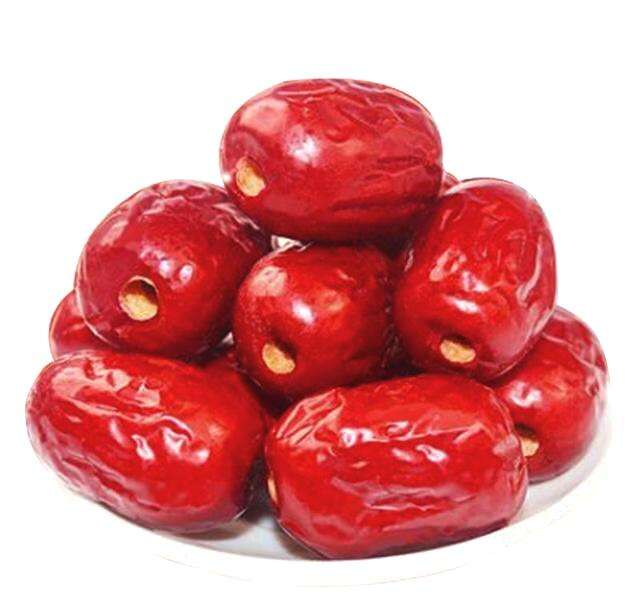 展示一盘精美的脆枣果盘,周围搭配其他水果,色彩鲜艳、诱人食欲 脆枣果盘摆盘展示