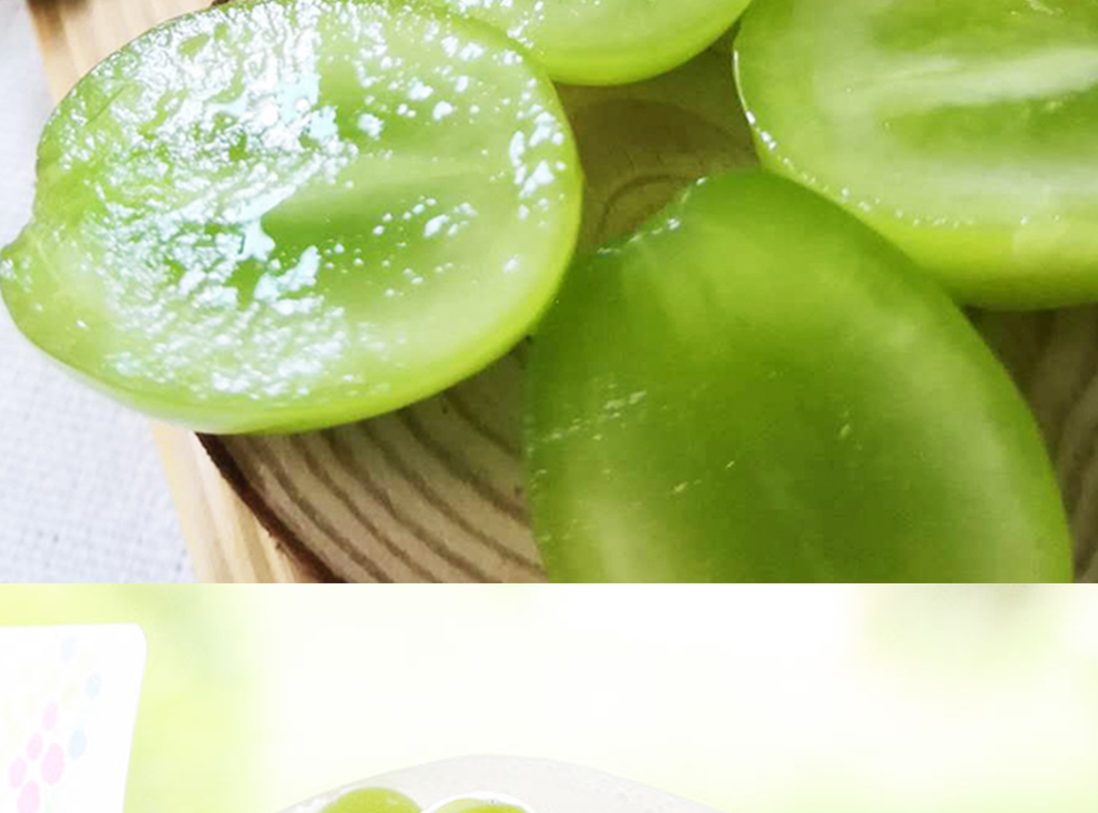 展示青提在热水中浸泡后去皮的过程,清晰可见果皮与果肉分离 青提去皮方法示意图