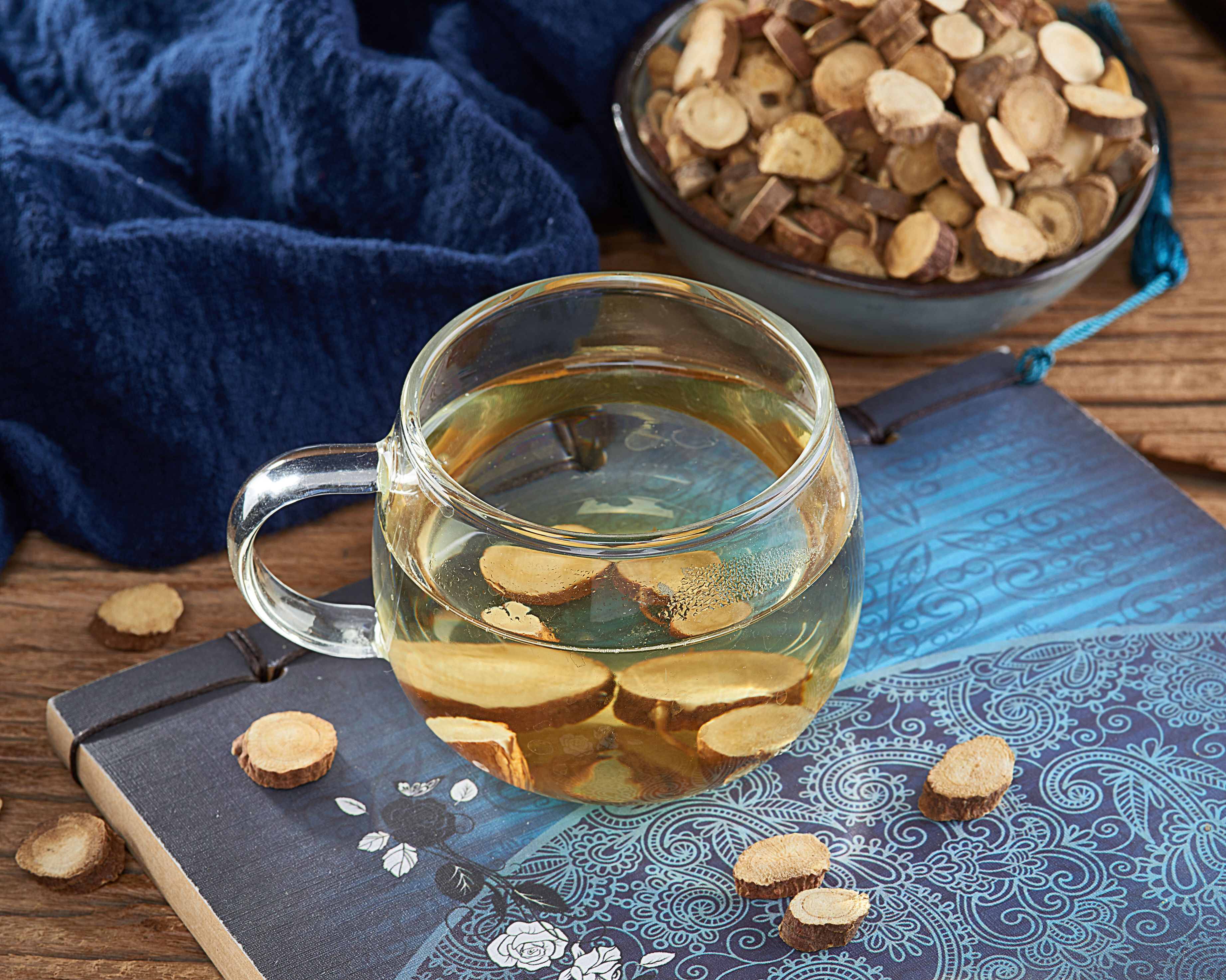 甘草金桔泡水图,展示其在温水中慢慢释放风味的过程,适合用于润喉功效说明 甘草金桔泡水图