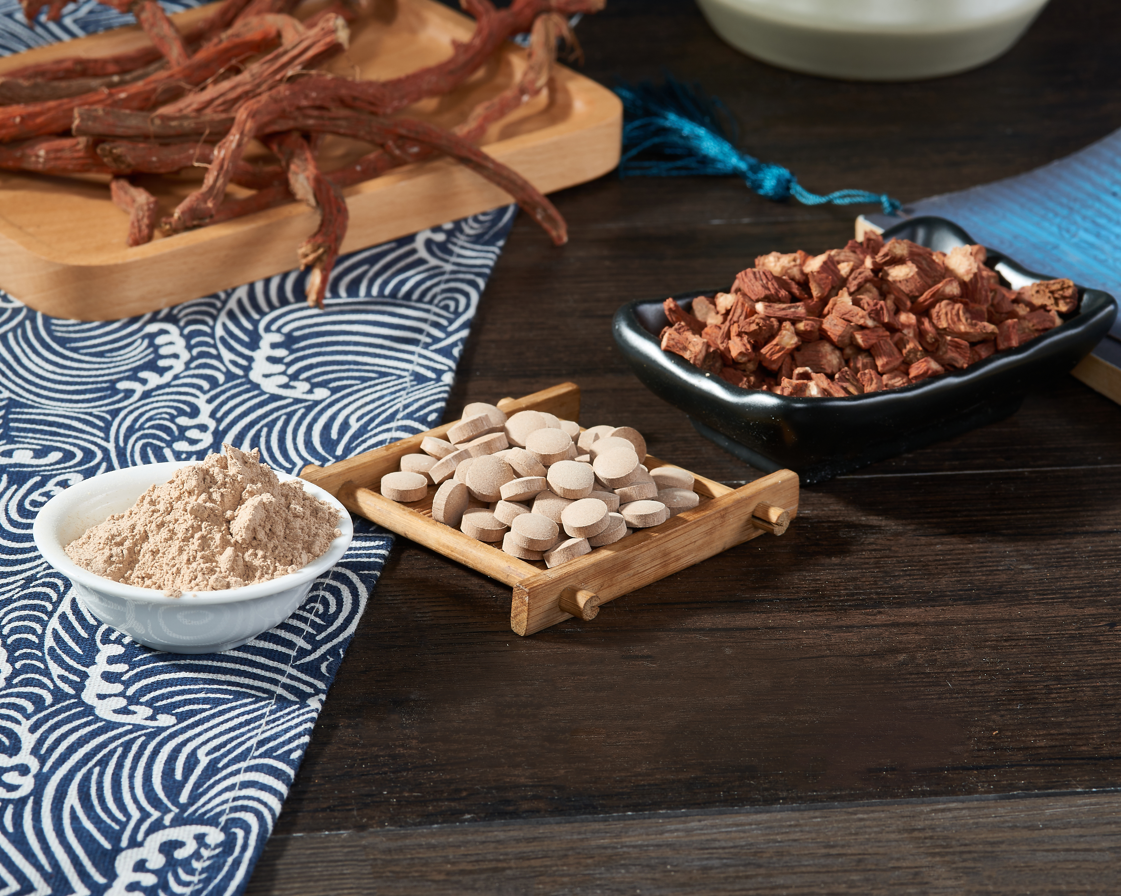 展示丹桂颗粒成品及其主要成分丹参、桂枝等中药材 丹桂颗粒外包装与中药原料图