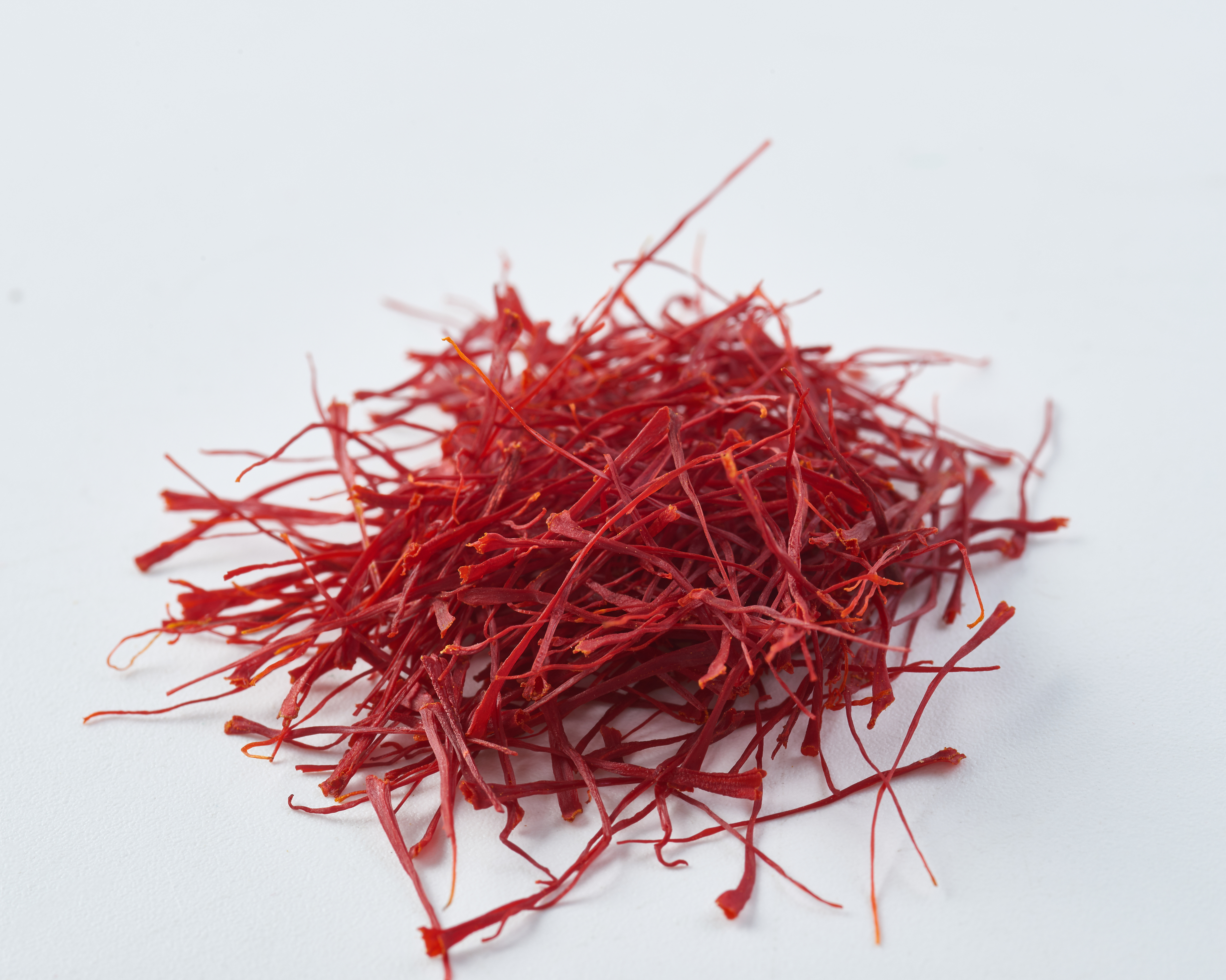 一块粉红色带红色斑点的草莓晶矿物晶体,放置在白色背景上 草莓晶实物图