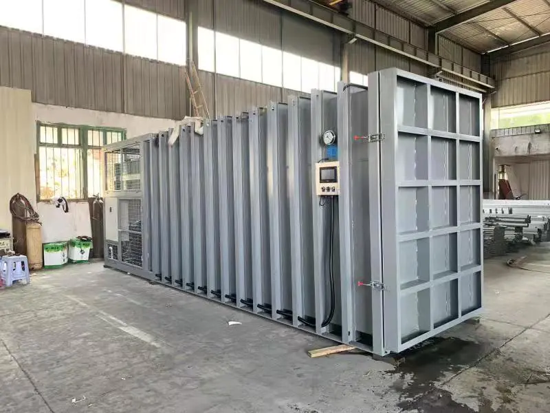 展示油麦菜种植基地的田间管理现场,包括合理密植、排水沟渠和喷药作业 油麦菜种植田间管理
