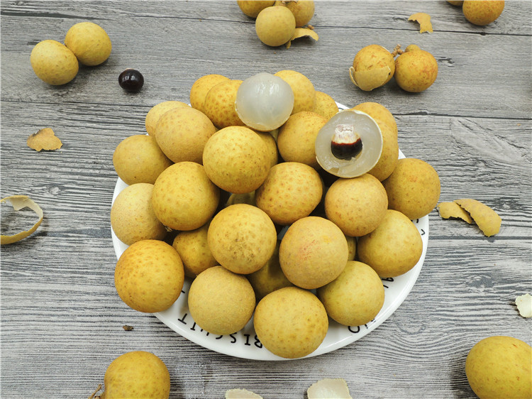 龙眼与红枣的食材特写照片,展示新鲜龙眼与干制红枣的自然色泽与质感 龙眼与红枣食材特写