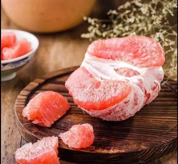 创意信息图:展示柚子在中医食养视角下的四季应用方案,强调其性寒味甘酸、归肺脾经的特性,与现代营养学低嘌呤、高钾、富维C优势形成跨学科印证 柚子四季养生应用图:春配薄荷泡水、夏做凉拌柚肉沙拉、秋蒸柚皮陈皮粥、冬炖柚子蜂蜜膏,四格手绘风格,每格标注对应功效关键词“促排酸”“助消化”“润燥”“护呼吸道”