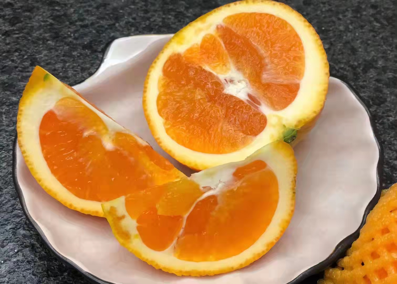 甜橙切开果肉饱满多汁