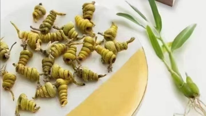 红参与石斛原材料对比图,清晰展示红参切片与铁皮石斛的形态特征 红参与石斛原材料图