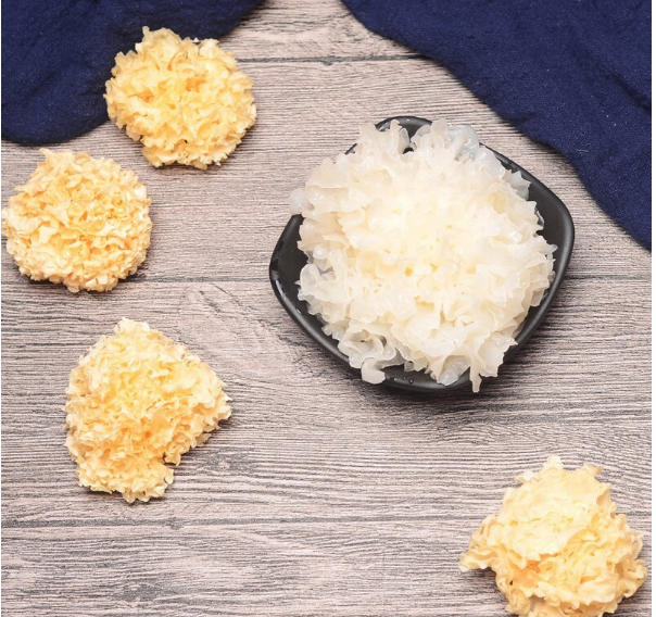 椴木银耳泡发前后对比图