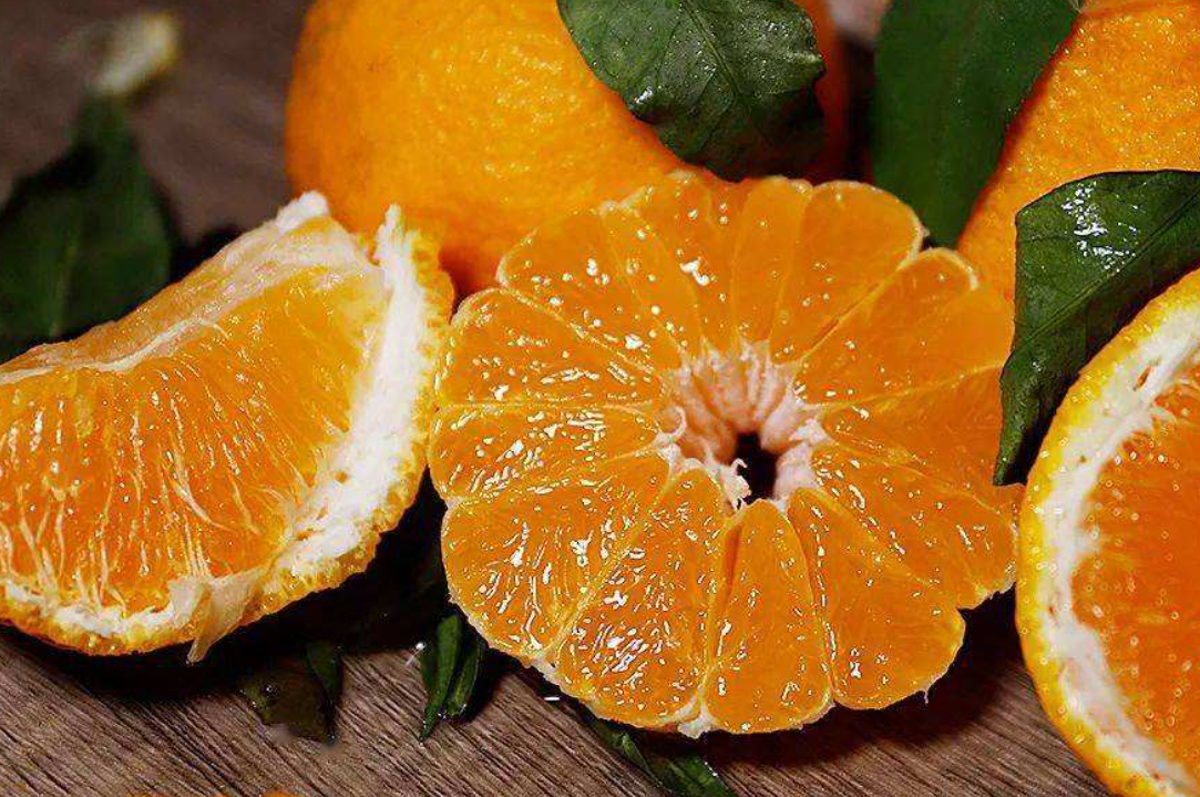 精品不知火柑礼盒装与切开果实对比图