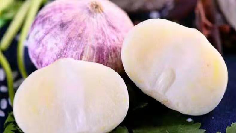 独头蒜在厨房中的使用场景,展示其在炒菜和调味中的多样用途 独头蒜烹饪场景