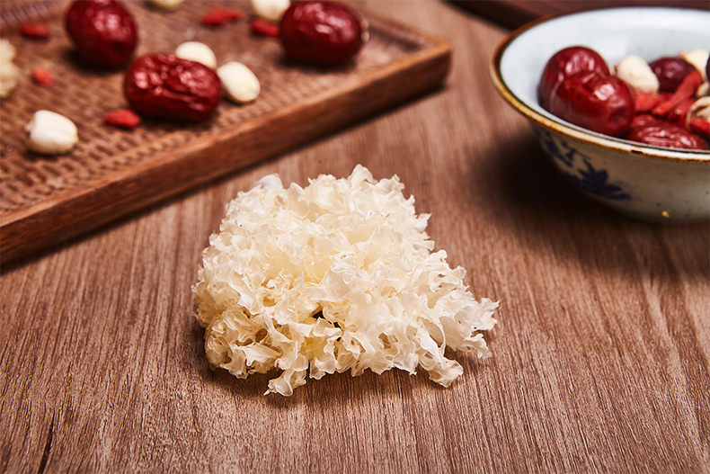 银耳与莲子的食材展示