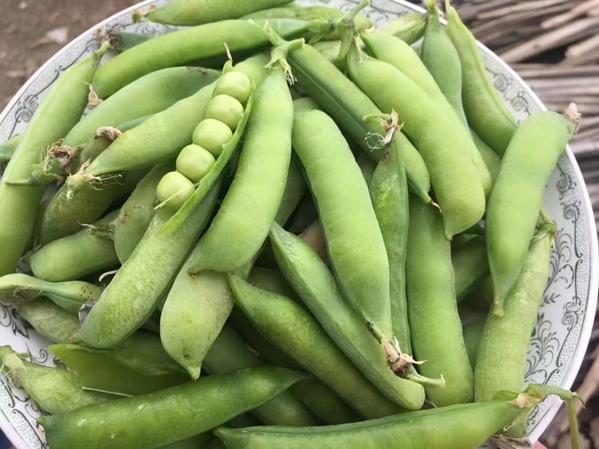 青豌豆被剥出豆荚