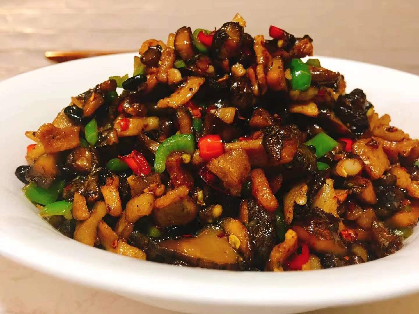 展示几种常见泡椒菜品,如泡椒凤爪、泡椒鱼片、泡椒炒肉 泡椒菜品示例图