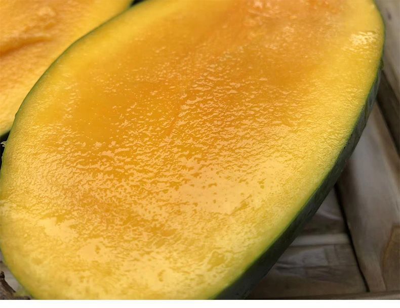 凯特芒切开展示果肉与果核