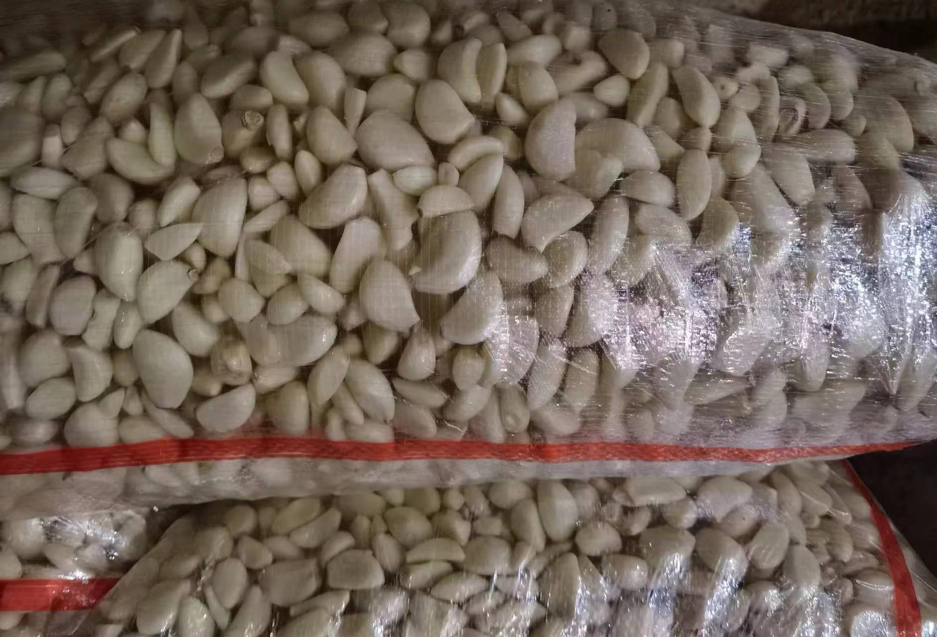 超市货架上的蒜米包装产品