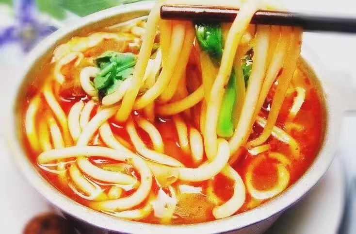 一碗热气腾腾的红扁豆豆泥汤,汤色金黄,香气扑鼻 红扁豆制作的豆泥汤