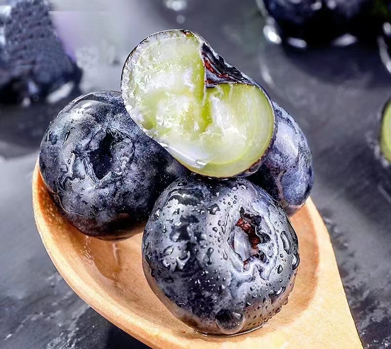 展示蓝莓果酱的制作步骤,锅中蓝莓正在熬制 蓝莓果酱制作过程图