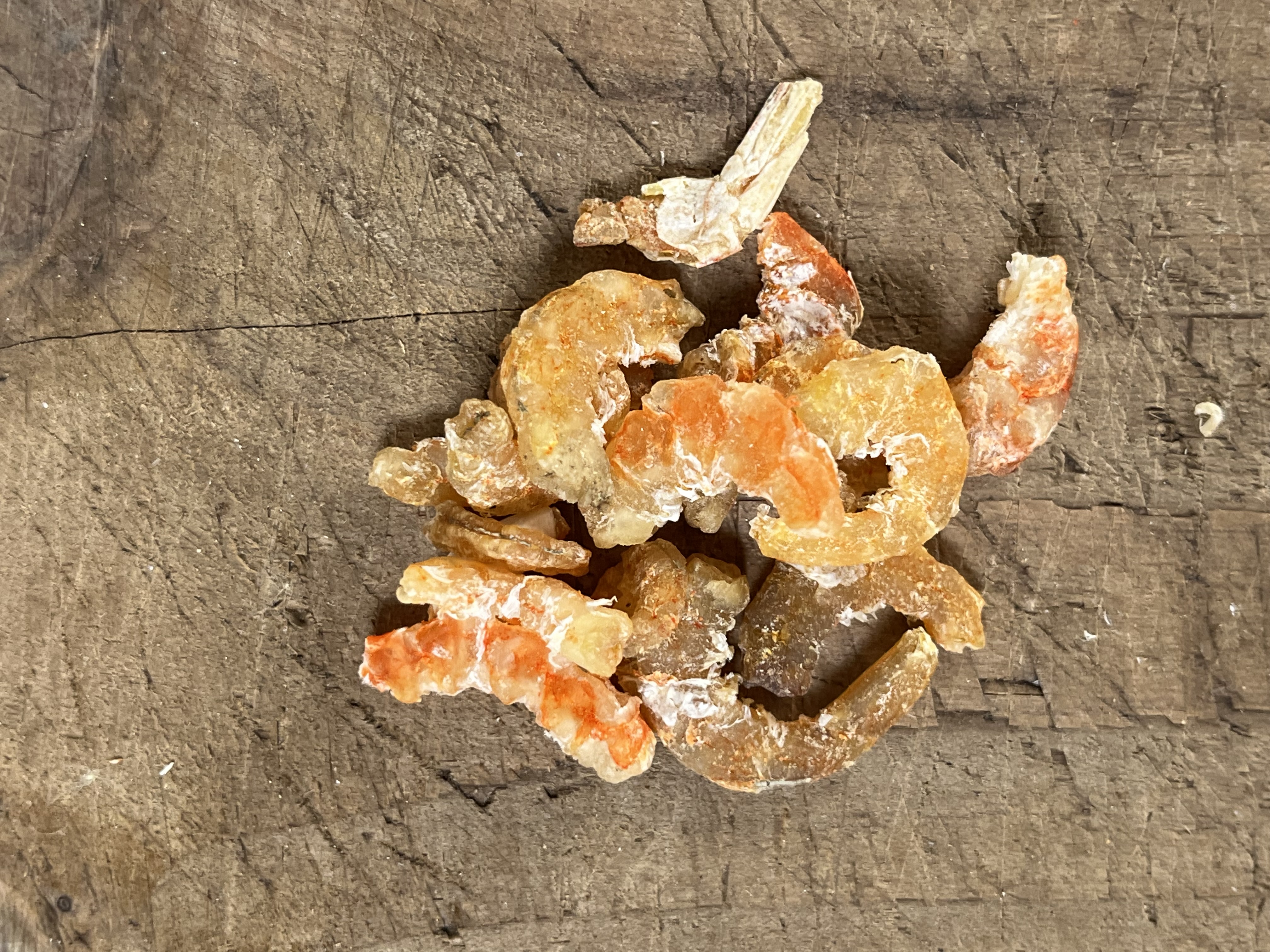 高清特写:三组虾仁状态对比——左图展示用厨房纸单层按压吸水后的干爽虾仁表面无水膜;中图呈现蛋清淀粉浆均匀包裹、虾仁透出珍珠光泽;右图显示温水焯烫+冰水激冷后虾仁卷曲紧实、肌理清晰、无断面 虾仁预处理三步对比图:左为吸干水分的晶莹虾仁,中为裹着薄浆泛光泽的腌制虾仁,右为85℃温水焯后浸冰水的Q弹虾仁