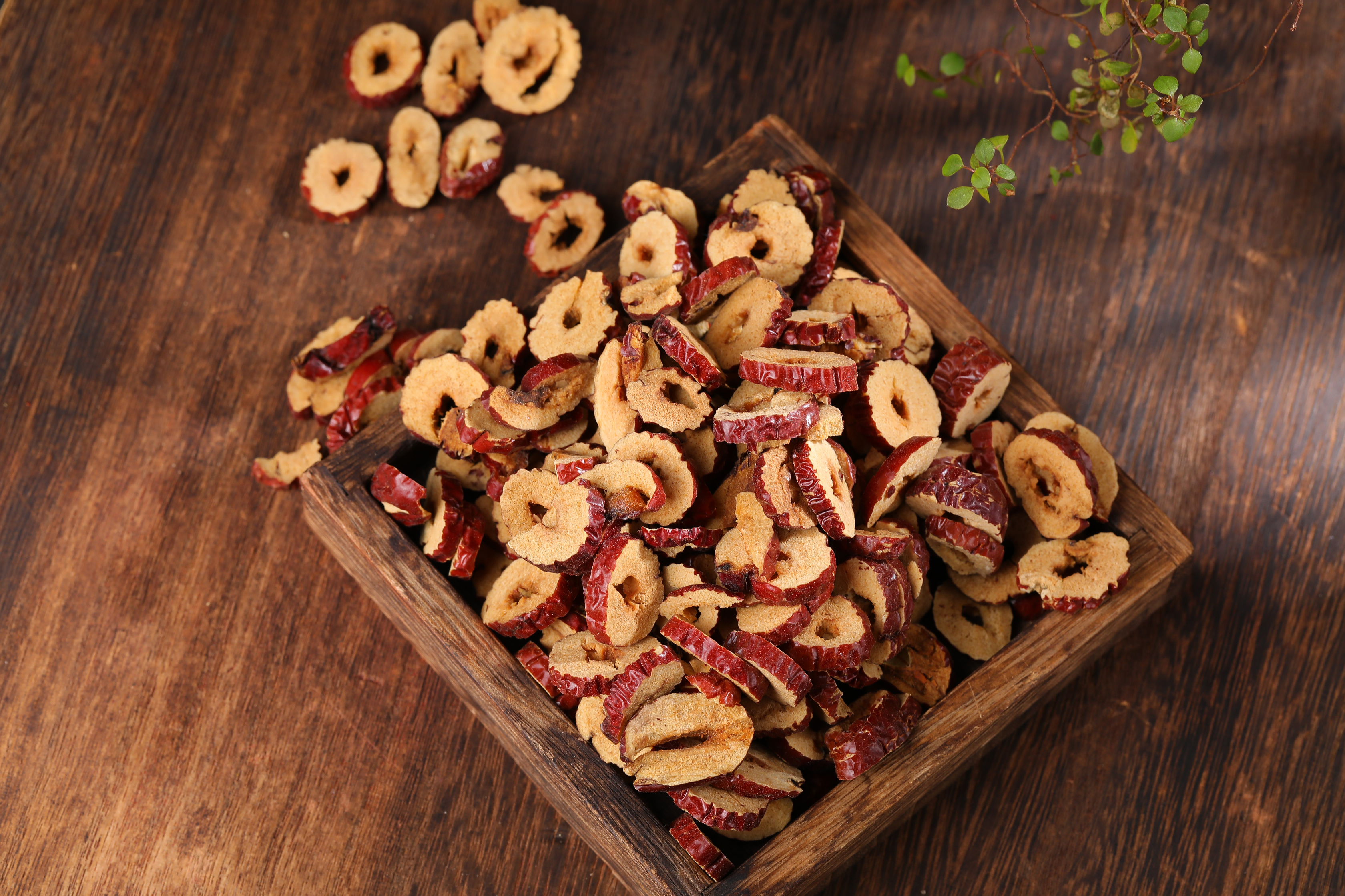 枣圈作为健康零食摆放在餐盘中