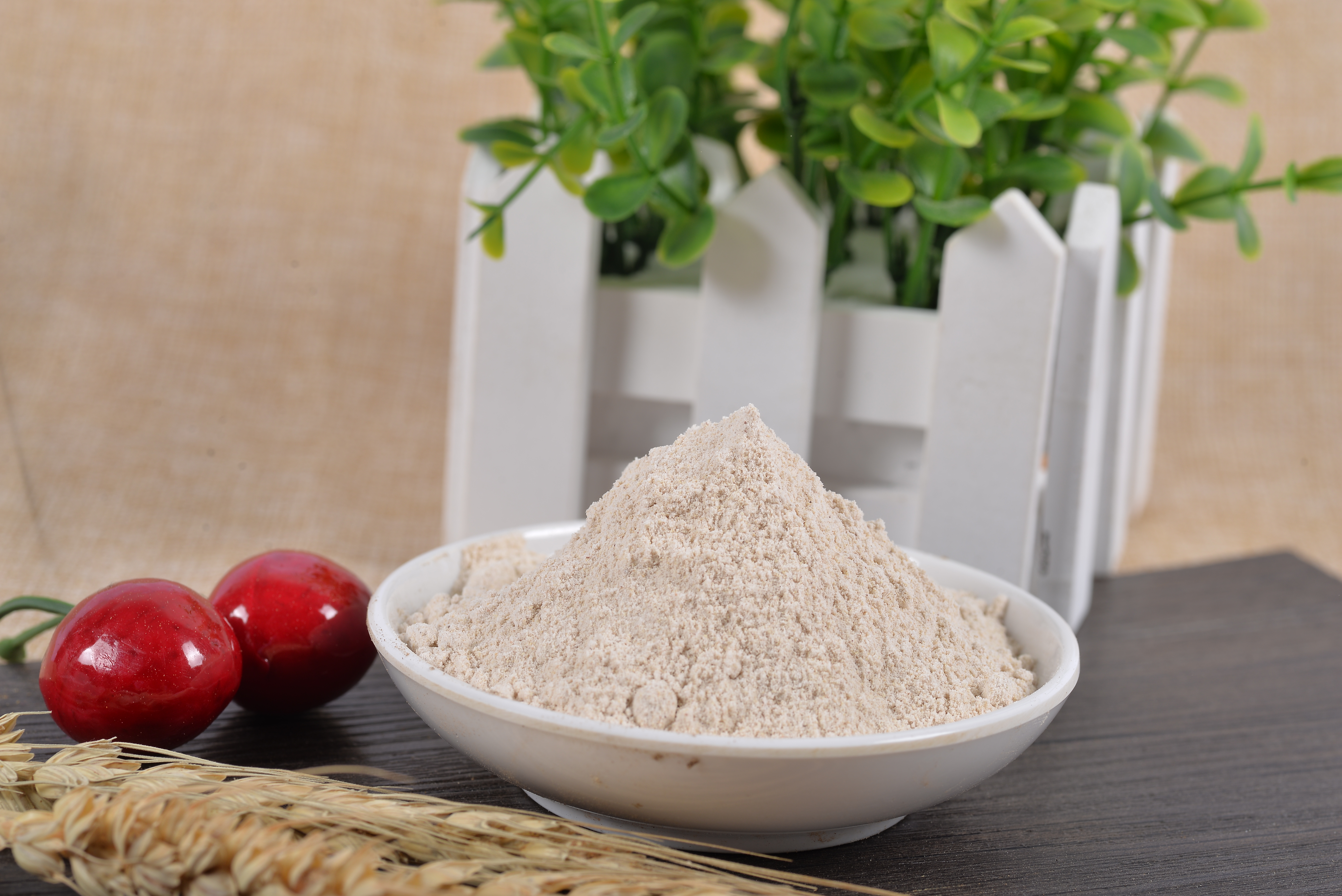 樱桃果实在厨房中与其他食材搭配的画面