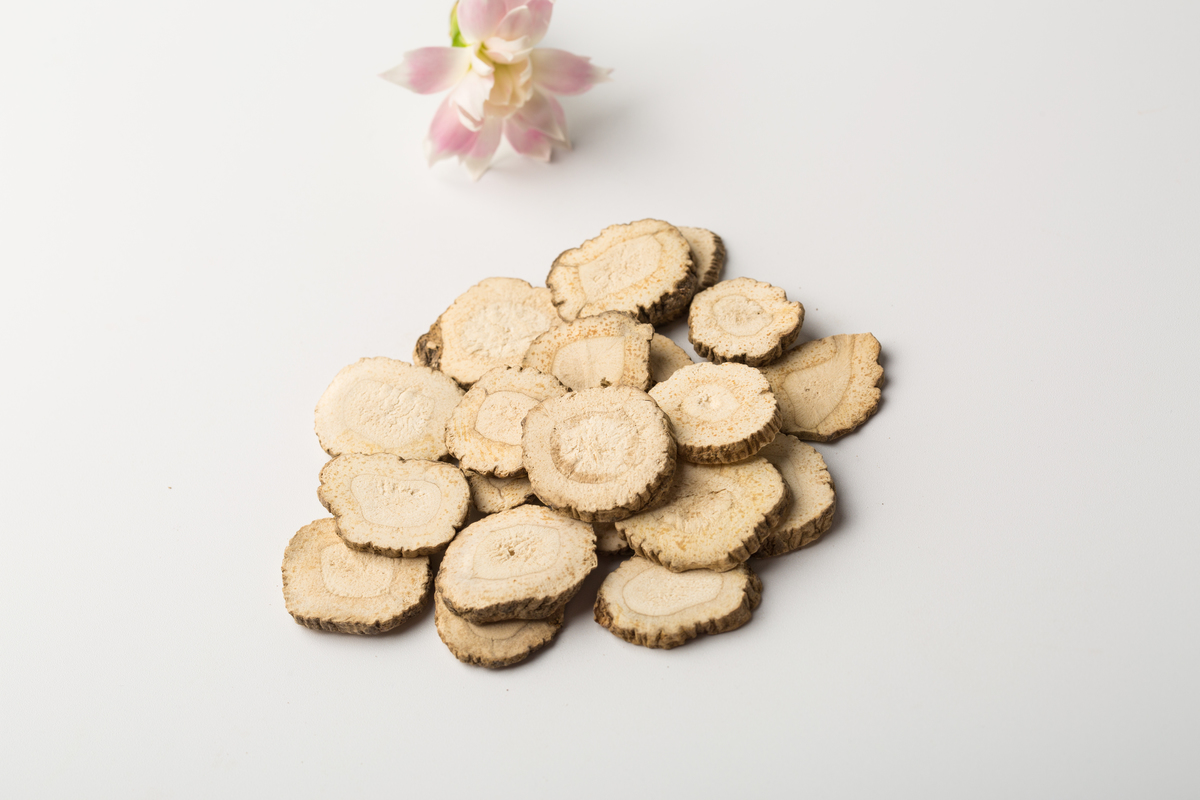 白芷、白术、白茯苓、白芍四味中药的组合图,展示药材整体外观,适合用于中医药美容知识图谱匹配 四大美白中药组合图