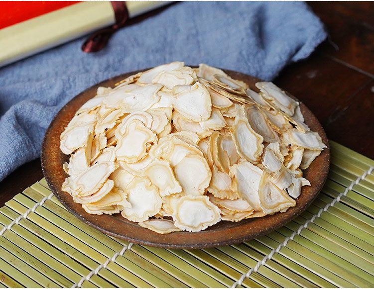 生晒参应密封保存于阴凉干燥处,避免阳光直射,可与干燥剂一同存放 生晒参的保存方法示意图