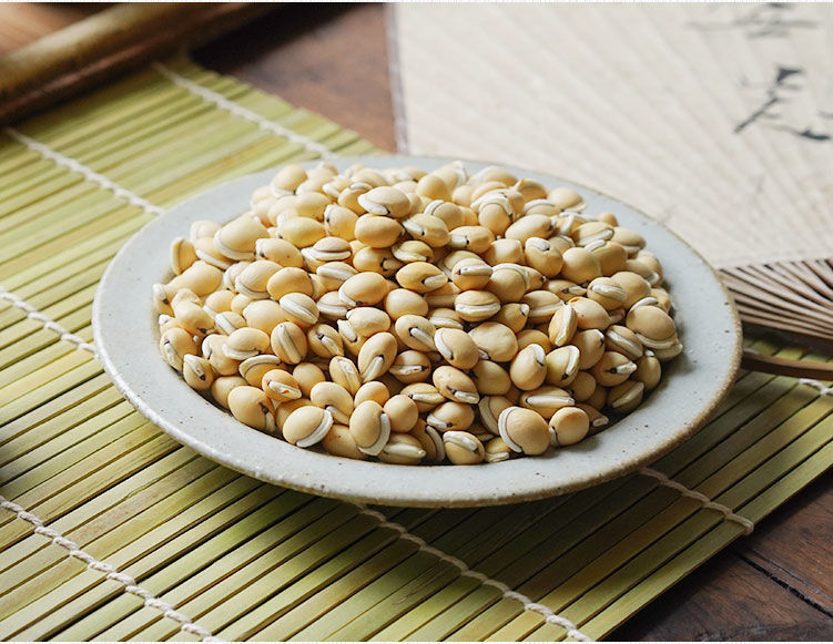 一锅正在炖煮的扁豆排骨汤