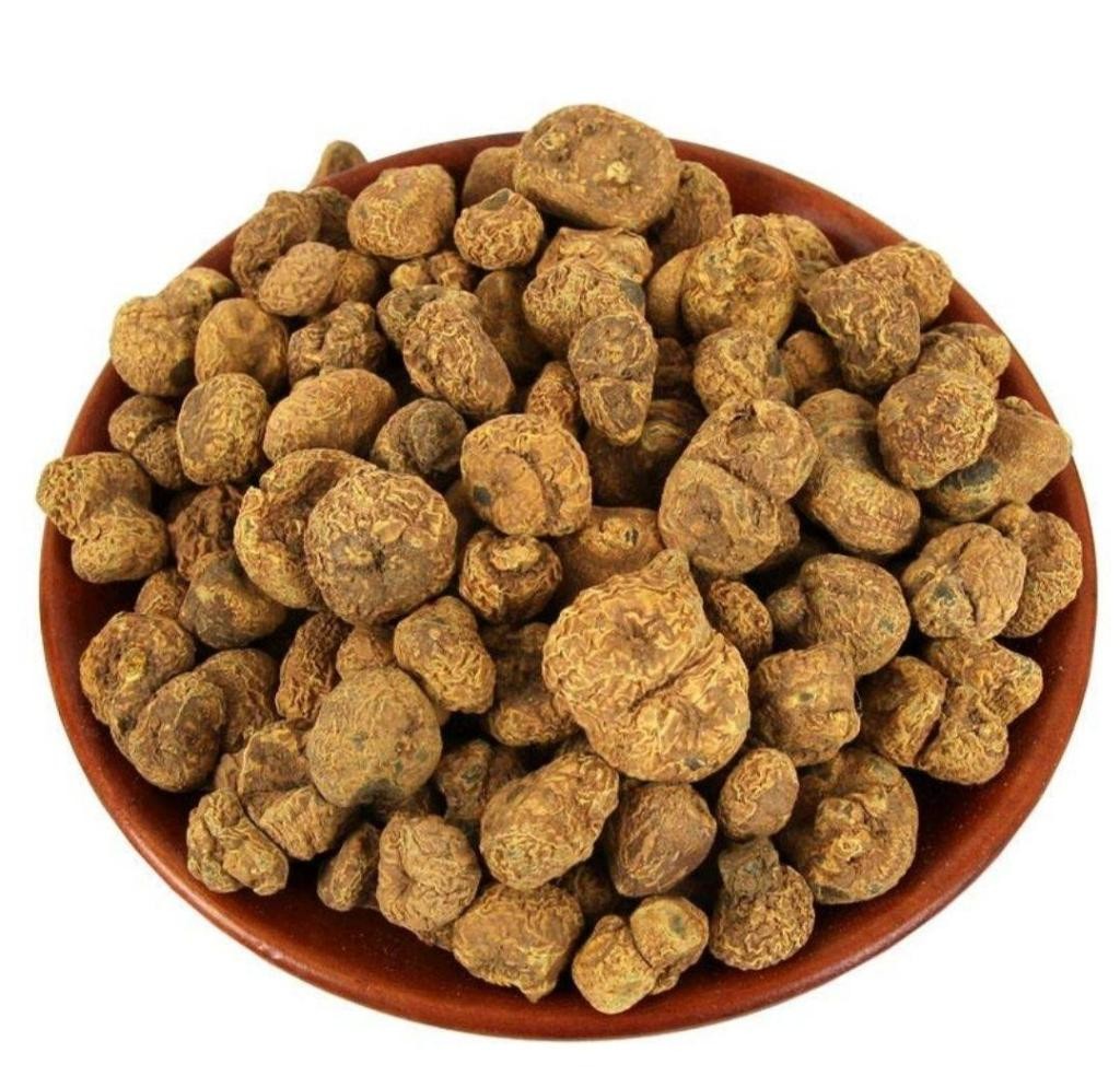一碗正在炖煮的深褐色药膳汤品,锅中可见块状褐色根茎与猪骨同炖,表面浮有少量油脂和泡沫;旁边摆放干燥的胡椒根样本,呈扭曲条状,外皮灰黄,断面木质化明显;配图意在警示非正规食材入膳的风险 胡椒根煲汤实物图