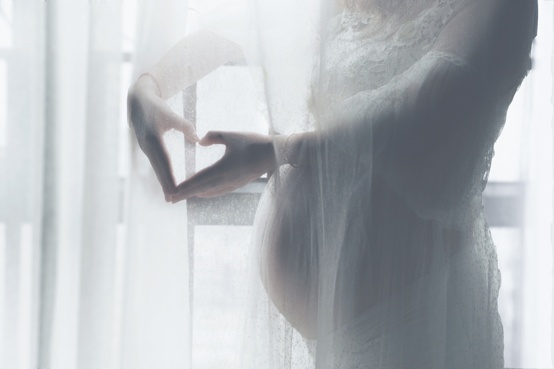 三个圆形警示图标横向排列:左侧为儿童牵母亲手,中间为拄拐老人,右侧为孕妇腹部轮廓;每个图标下方配有红色感叹号,背景为浅黄色警告色块 高风险人群警示图标组合