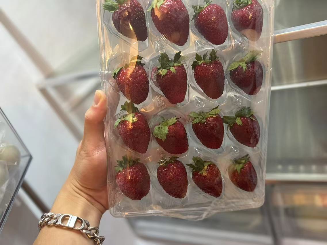 红颜草莓在冰箱中储存
