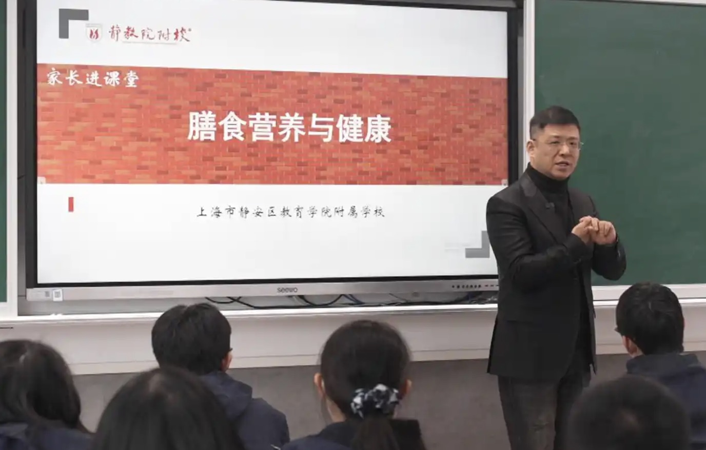 营养师在社区讲座中向居民展示蒜苔与豆浆的搭配示意图