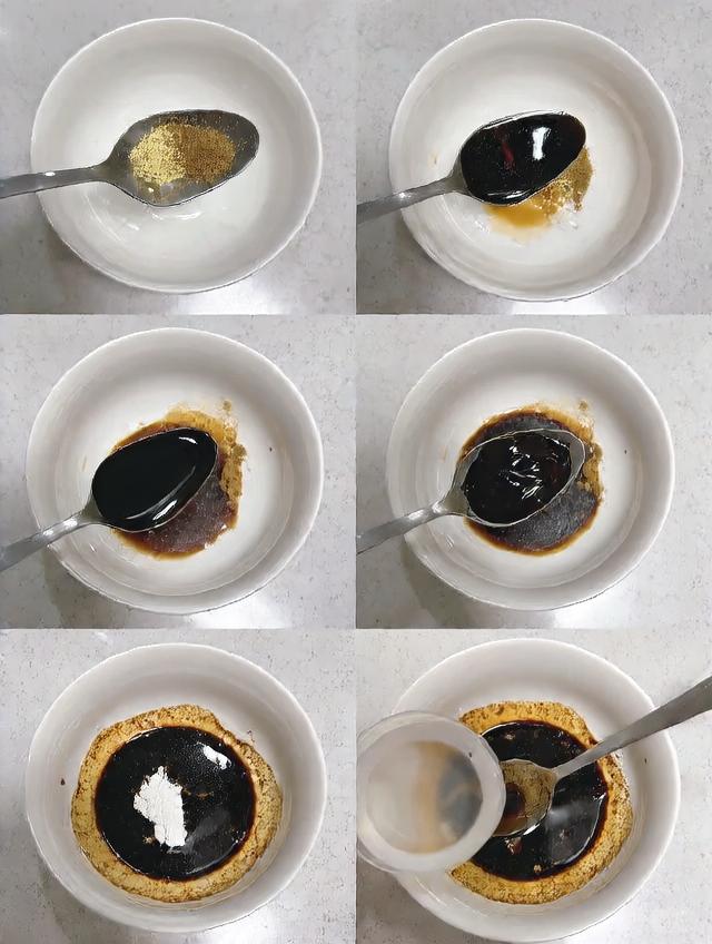 一口黑色炒锅中正在烹制虎皮尖椒，辣椒表面呈现明显的焦斑纹理，锅中酱汁微微冒泡，旁边摆放着装有调料的小碗