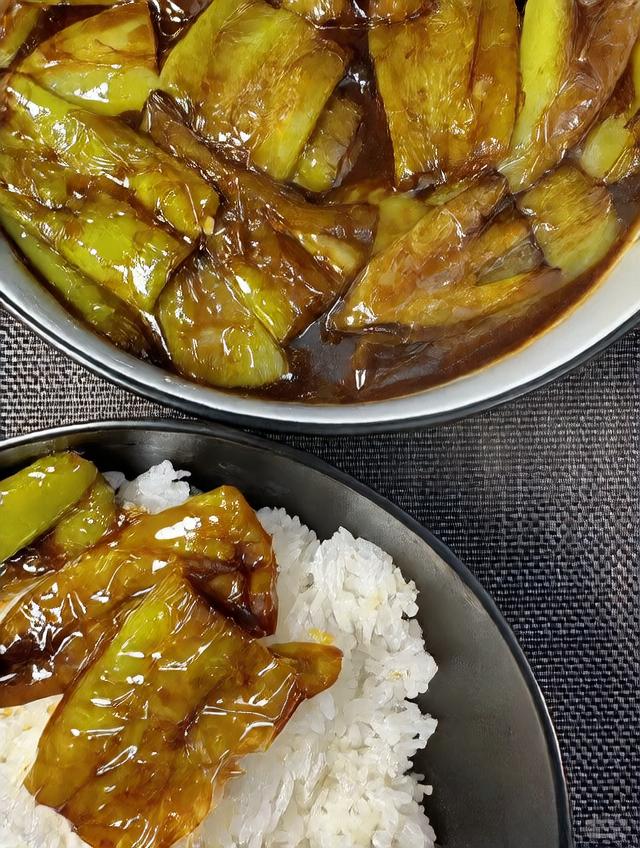 虎皮尖椒肉馅与米饭搭配示意图