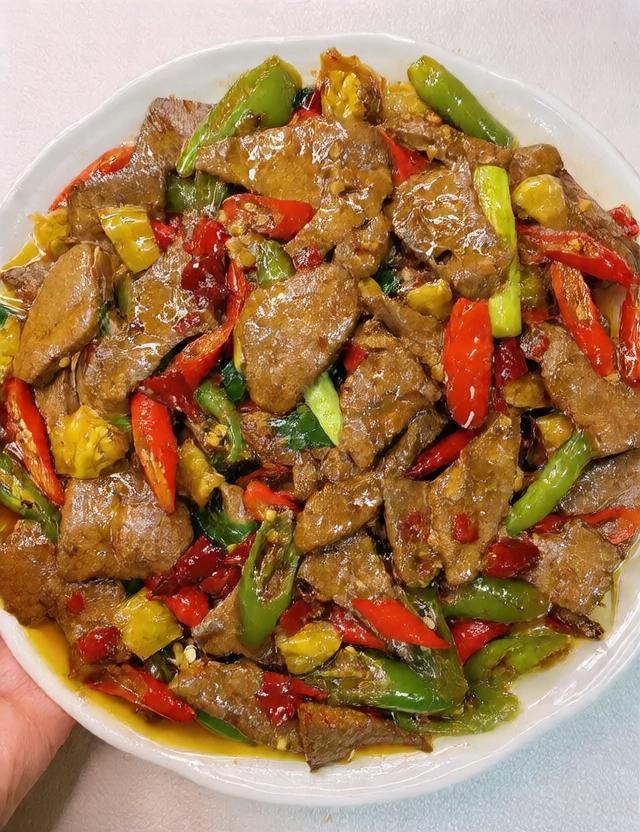 泡椒猪肝烹饪过程图,展示切片、焯水、翻炒等关键步骤 泡椒猪肝烹饪步骤图