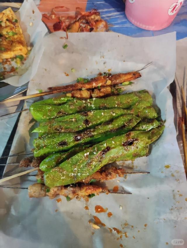 烧烤摊上的龙珠串成品展示