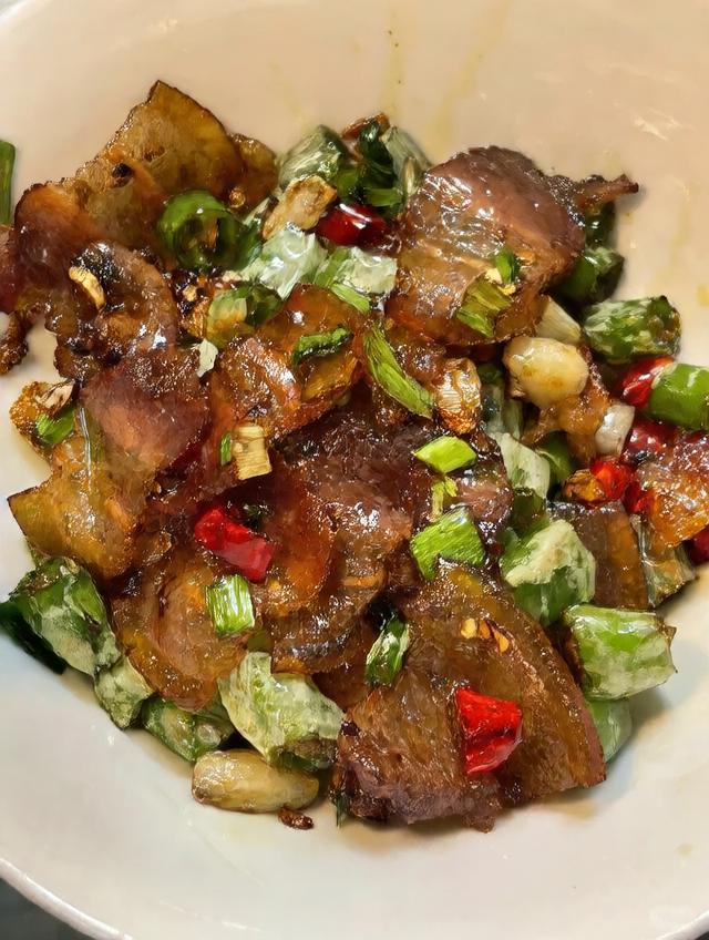 白不老炒肉所需食材展示