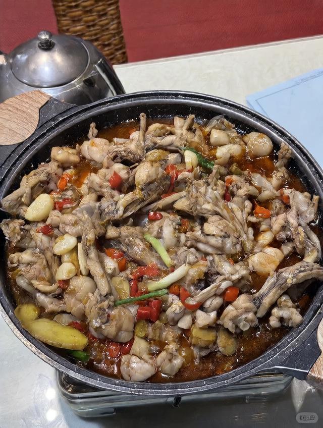 一盘热气腾腾的泡椒牛蛙菜肴特写