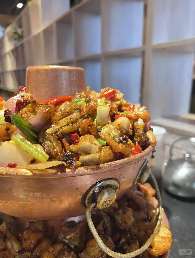 线椒牛蛙翻炒与装盘图