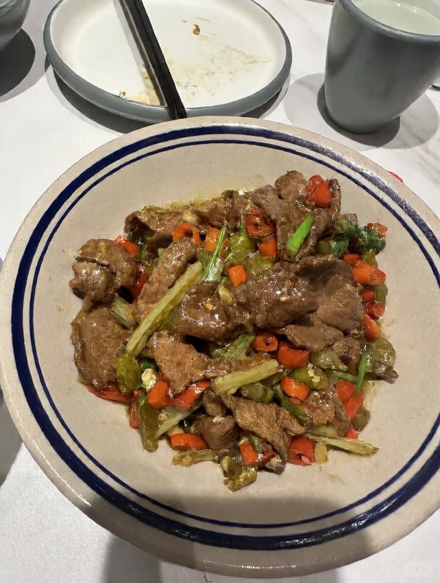 小米椒爆炒牛肉丝出锅特写