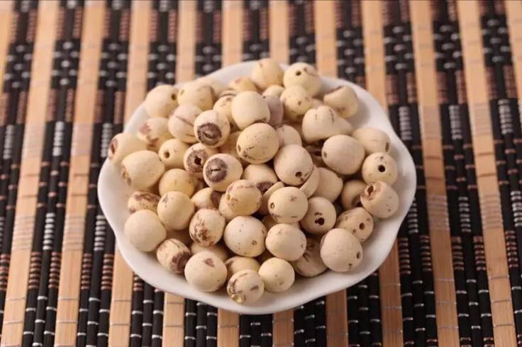 白莲藕切片在柠檬水中浸泡