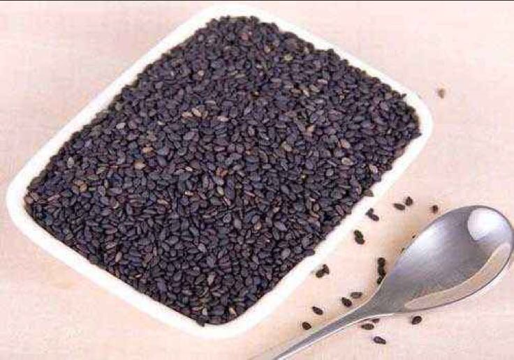 厨房场景中展示多种黑色籽的容器组合