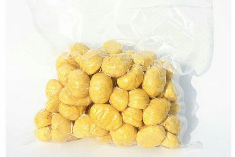 家庭级迁西板栗保鲜操作台:不锈钢托盘盛放带壳生板栗,旁边放置数字温湿度计(显示1.8℃/91%RH),真空封口机正在封装板栗于铝箔复合膜袋中,背景可见避光橱柜 家庭级迁西板栗保鲜操作台:不锈钢托盘盛放带壳生板栗,旁边放置数字温湿度计(显示1.8℃/91%RH),真空封口机正在封装板栗于铝箔复合膜袋中,背景可见避光橱柜