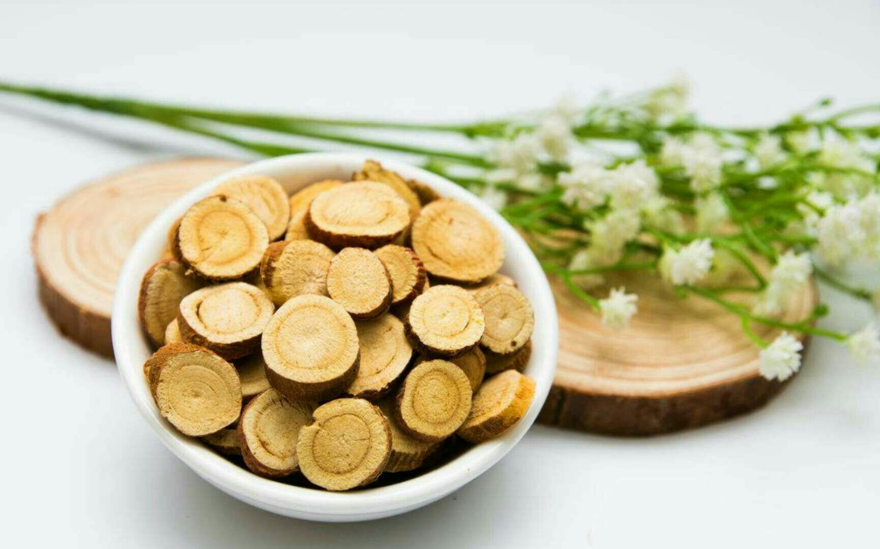 图中展示黄芩切片用于泡茶或煎煮的日常使用场景,背景为中式厨房环境 黄芩泡茶或煎煮场景