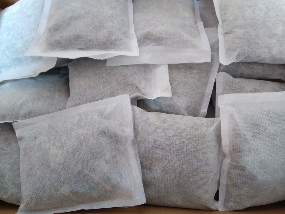 展示花椒与艾草搭配的驱蚊香包制作示意图 花椒与艾草搭配驱蚊