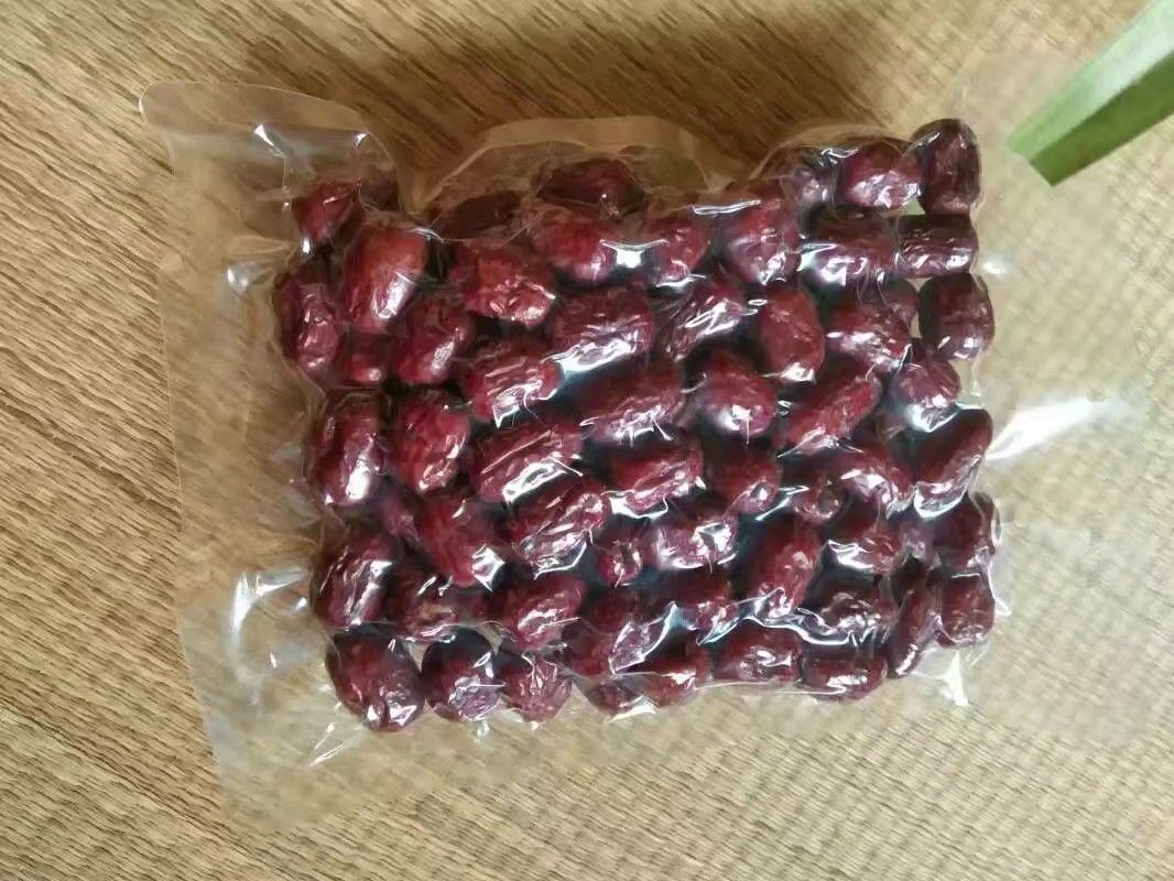 高清微距拍摄的脆枣实物特写,展示其典型的真空膨化后蜂窝状多孔结构、干燥酥脆的断面纹理及自然枣皮色泽,无油渍、无焦糊、无添加色素痕迹 脆枣特写:金棕色酥脆枣片散落在纯白陶瓷盘中,表面可见细腻蜂窝状气孔结构,部分枣片边缘微卷,光泽自然不反光,背景虚化突出质感